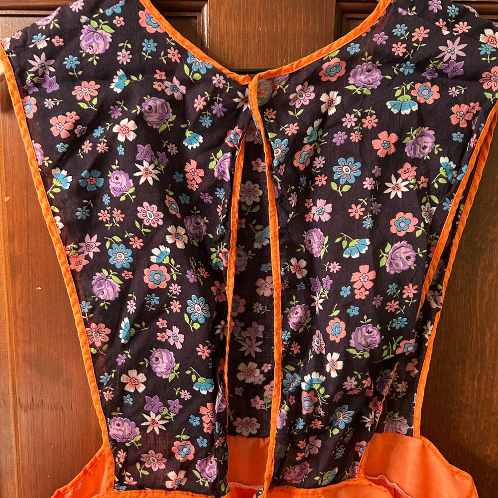 VTG Adorable Floral handmade full apron with front pocket. - Picture 8 of 8